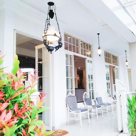 Victoria Bed & Breakfast Malang Exterior photo