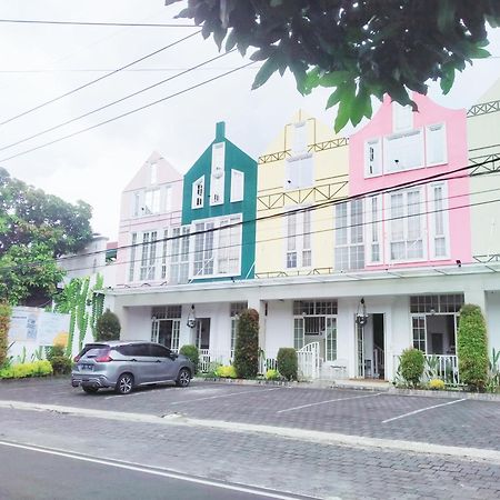 Victoria Bed & Breakfast Malang Exterior photo