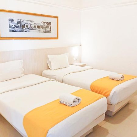 Victoria Bed & Breakfast Malang Exterior photo