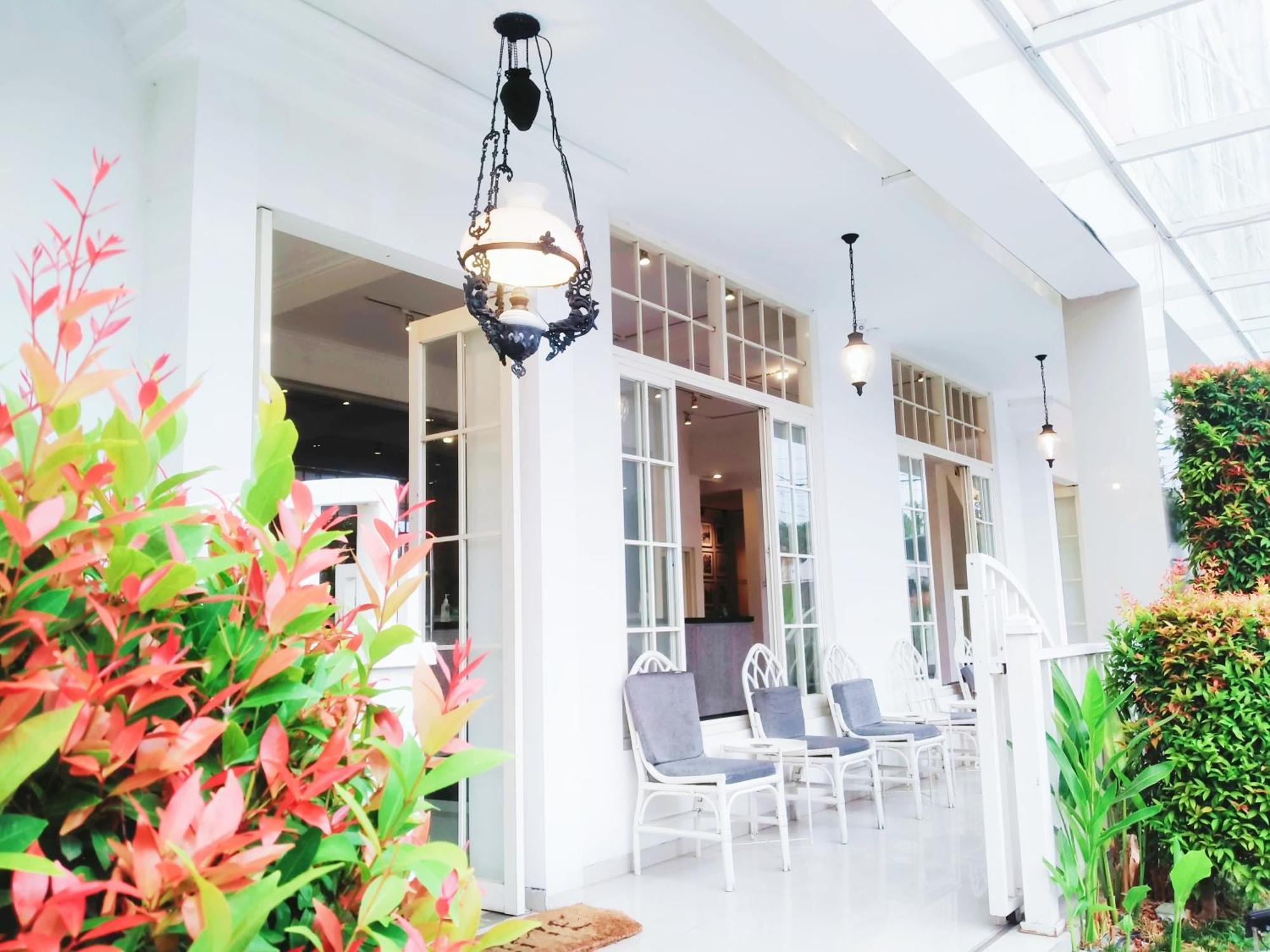 Victoria Bed & Breakfast Malang Exterior photo