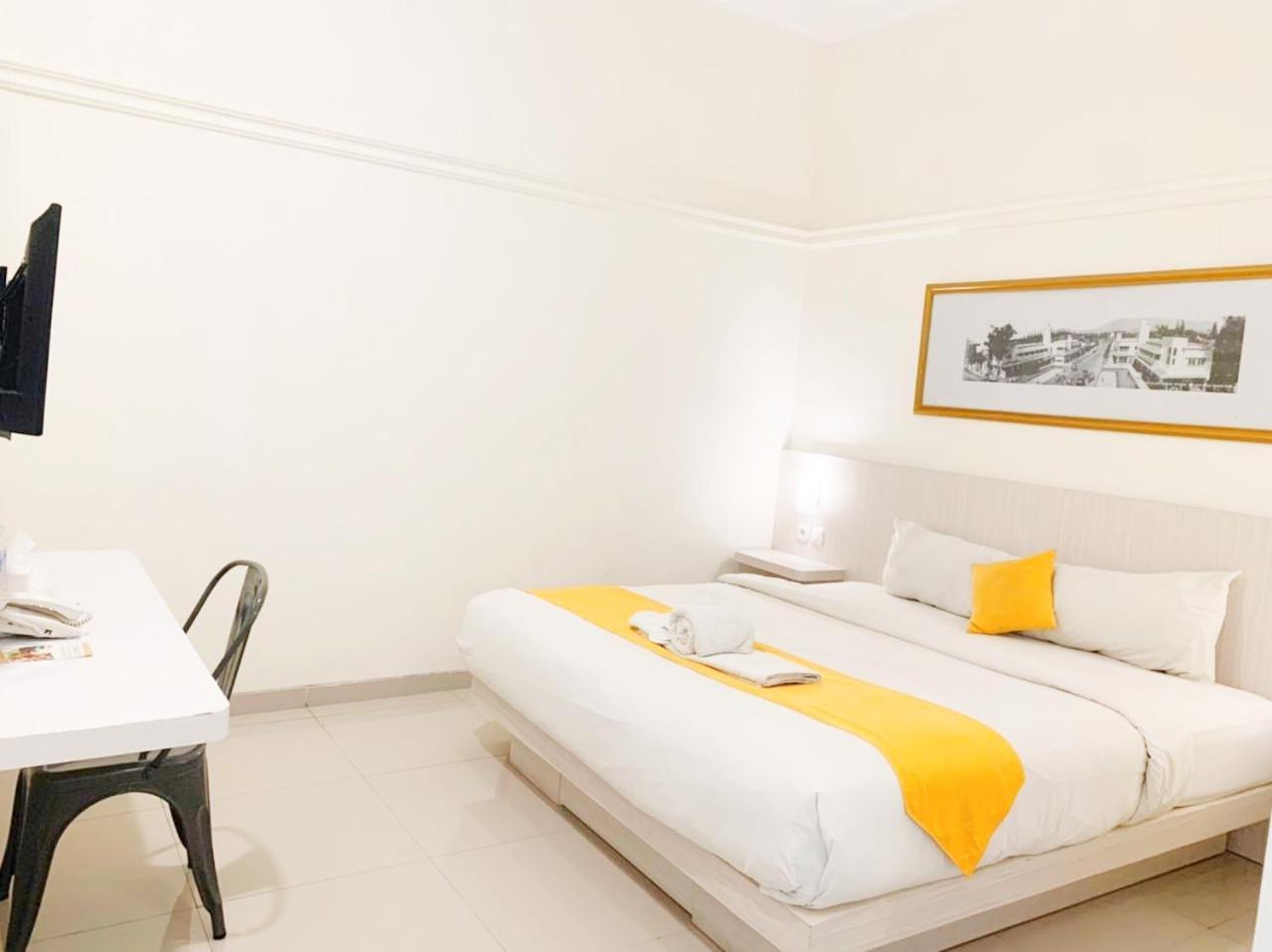 Victoria Bed & Breakfast Malang Exterior photo