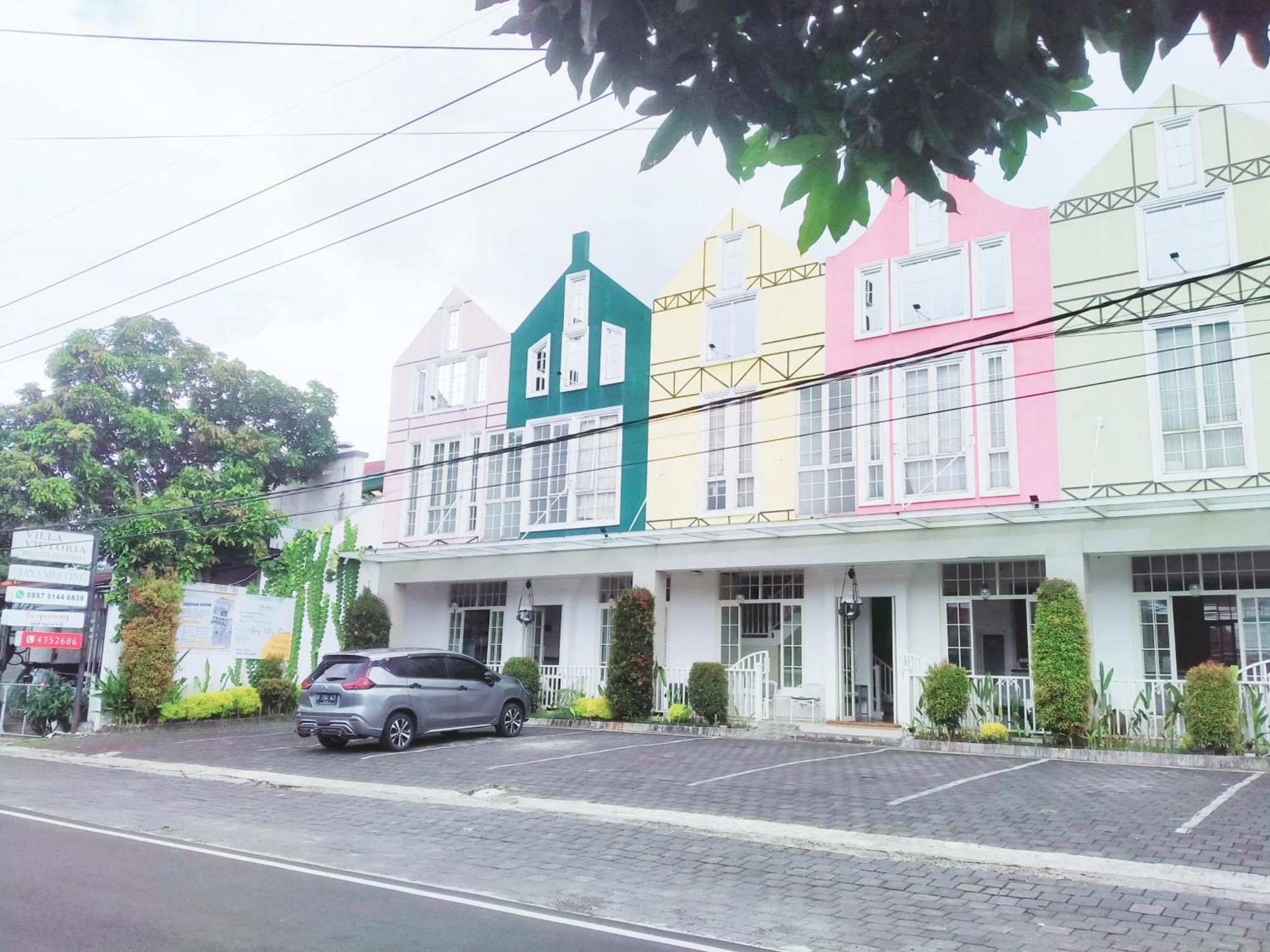 Victoria Bed & Breakfast Malang Exterior photo