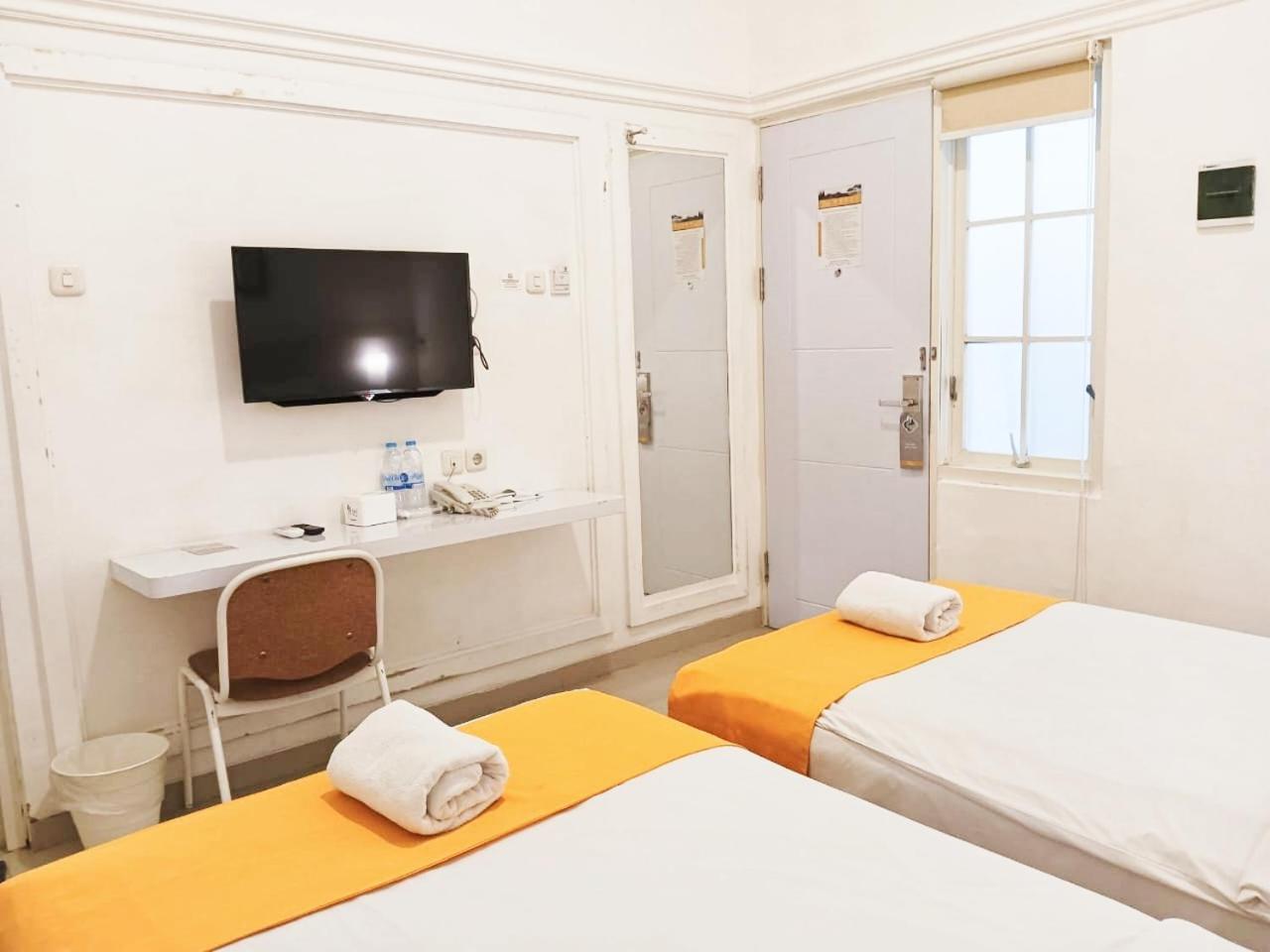 Victoria Bed & Breakfast Malang Exterior photo