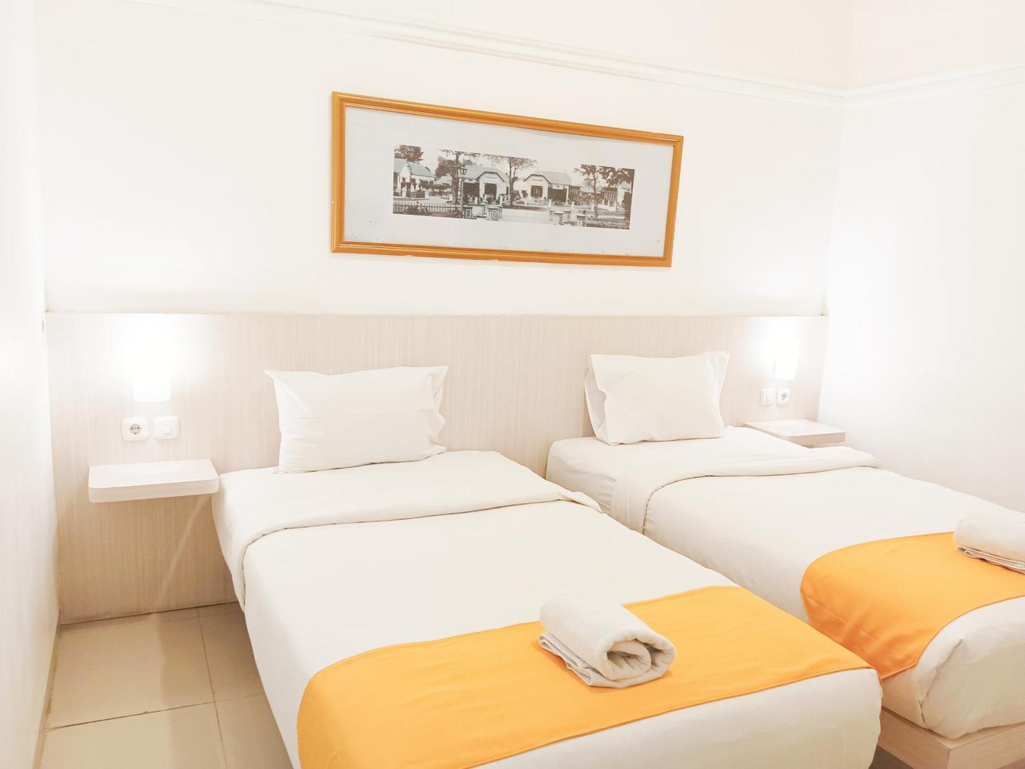 Victoria Bed & Breakfast Malang Exterior photo